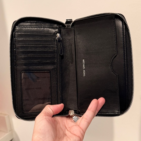 Michael Kors Black Diamond Quilted Leather Flat Smartphone Wristlet - Picture 3 of 5